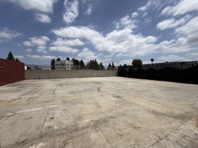 More Photos Of 19761 Bahama St, Northridge Warehouse For Lease