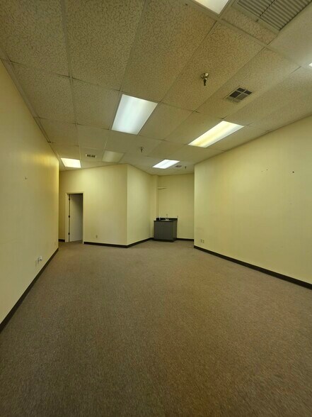 More Photos Of 1300-1336 S York St, Muskogee Storefront For Lease