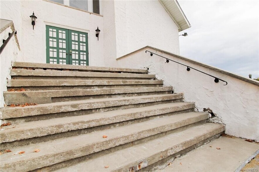 More Photos Of 16789 Kenmore Rd, Kendall Office For Sale