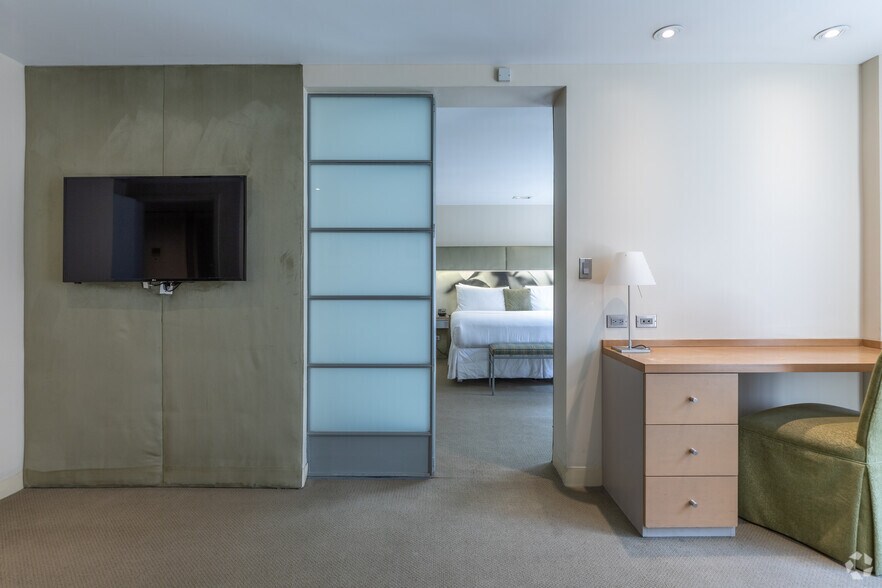 More Photos Of 33 W 55th St, New York Hotel For Lease