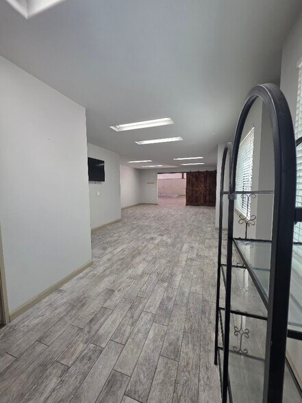 More Photos Of 500 Delano Dr, Oakdale Showroom For Lease