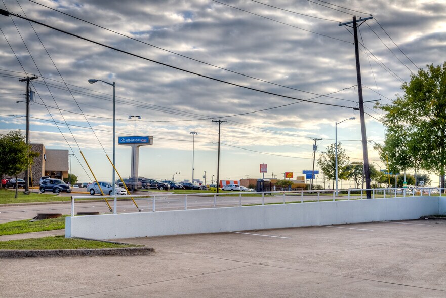 More Photos Of 545 Rowlett Rd, Garland Freestanding For Sale