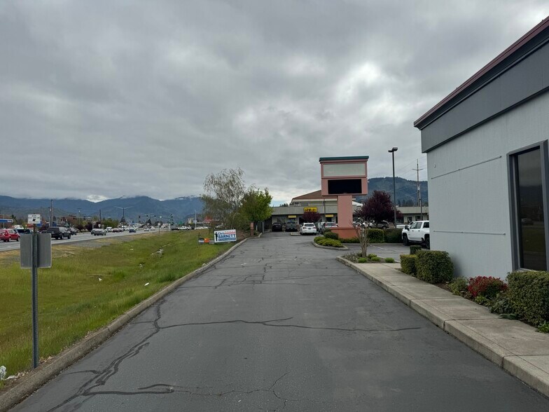 More Photos Of 590 Union Ave, Grants Pass Bank For Sale