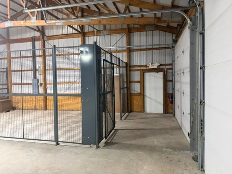More Photos Of 950 Glengarry Drive, Fairdale Industrial For Sale