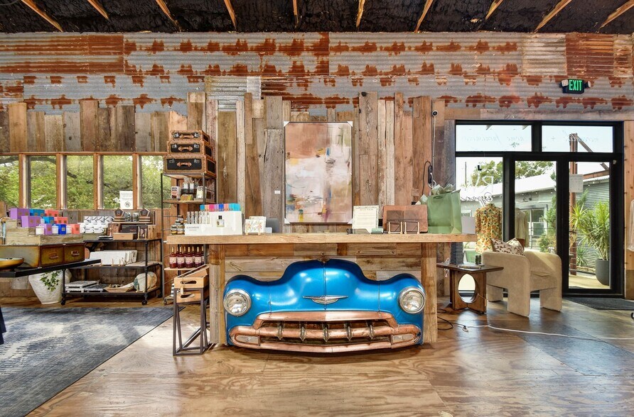 More Photos Of 330 W Mercer St, Dripping Springs Freestanding For Lease