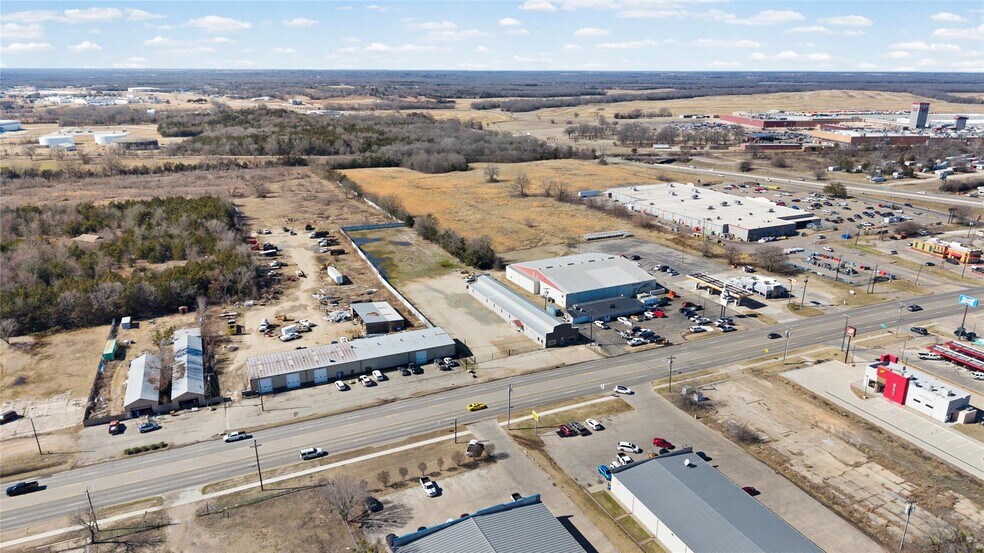 More Photos Of 2301 N Main St, Paris Freestanding For Sale