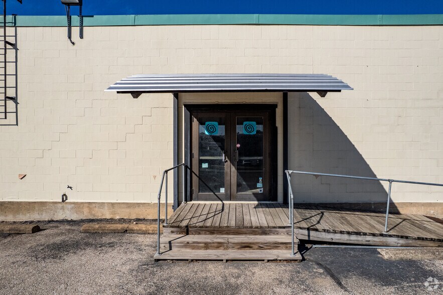 More Photos Of 2008 Alexander Ave, Austin Loft Creative Space For Lease