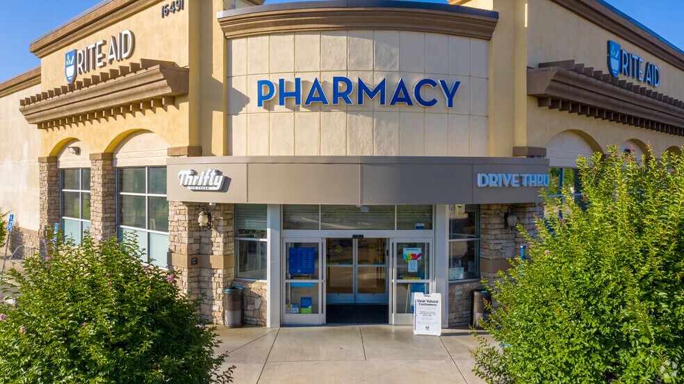 More Photos Of 16491 Lakeshore Dr, Lake Elsinore Freestanding For Lease