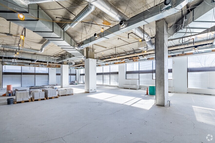 More Photos Of 555 Rue Chabanel O, Montréal Office For Sale
