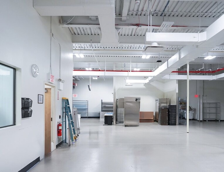 More Photos Of 48-23 55th Ave, Maspeth Warehouse For Lease