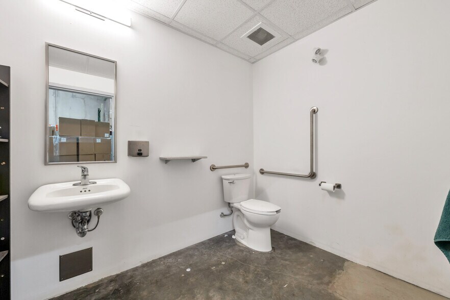More Photos Of 23288 Fraserwood Way, Richmond Warehouse For Lease