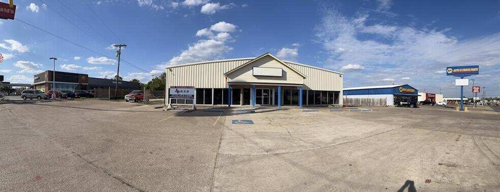 More Photos Of 909 E Milam St, Mexia Showroom For Lease