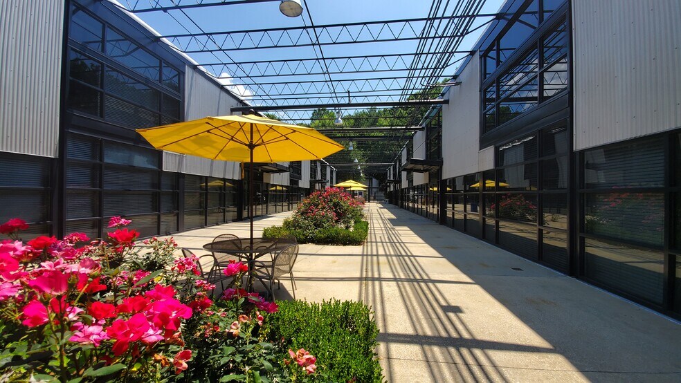 More Photos Of 1425 Ellsworth Industrial Dr, Atlanta Storefront Retail Office For Lease