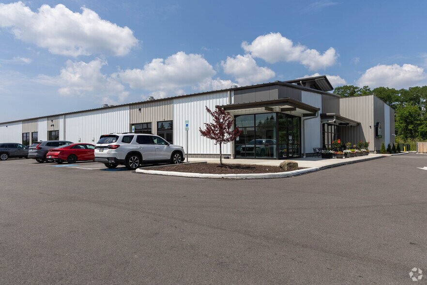 Primary Photo Of 2075 Pearl Rd, Brunswick Restaurant For Lease