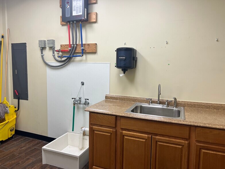 More Photos Of 701 S Crouse Ave, Syracuse Freestanding For Lease