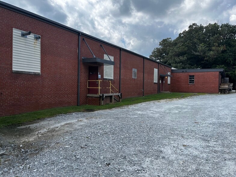 More Photos Of 1495 N Main St, Hendersonville Industrial For Lease