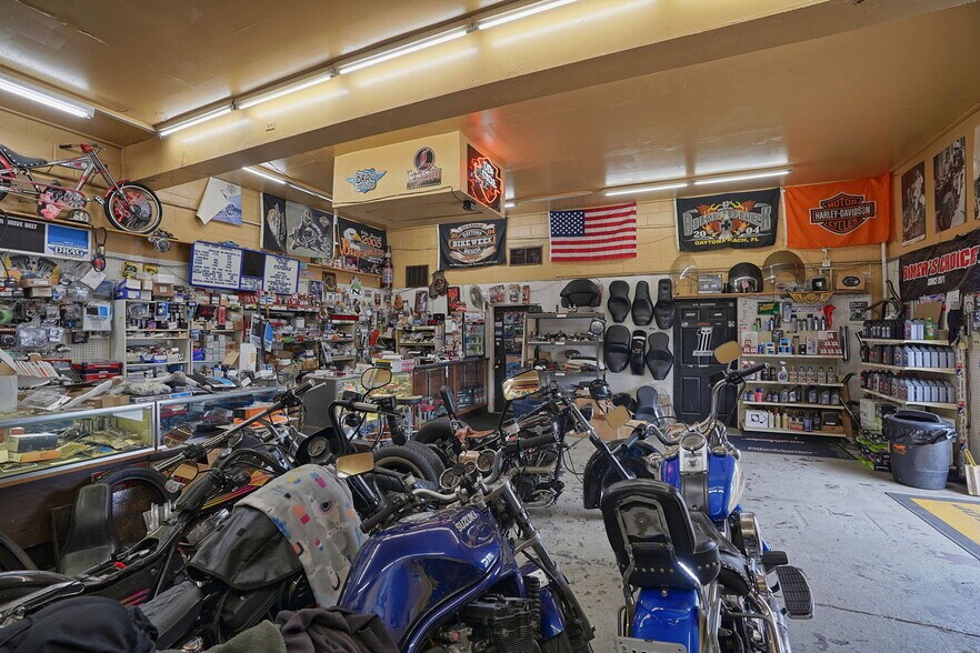 More Photos Of 140 S River St, Franklin Storefront For Sale