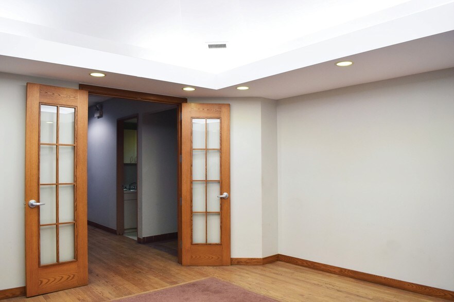 More Photos Of 158 W Erie St, Chicago Office For Sale