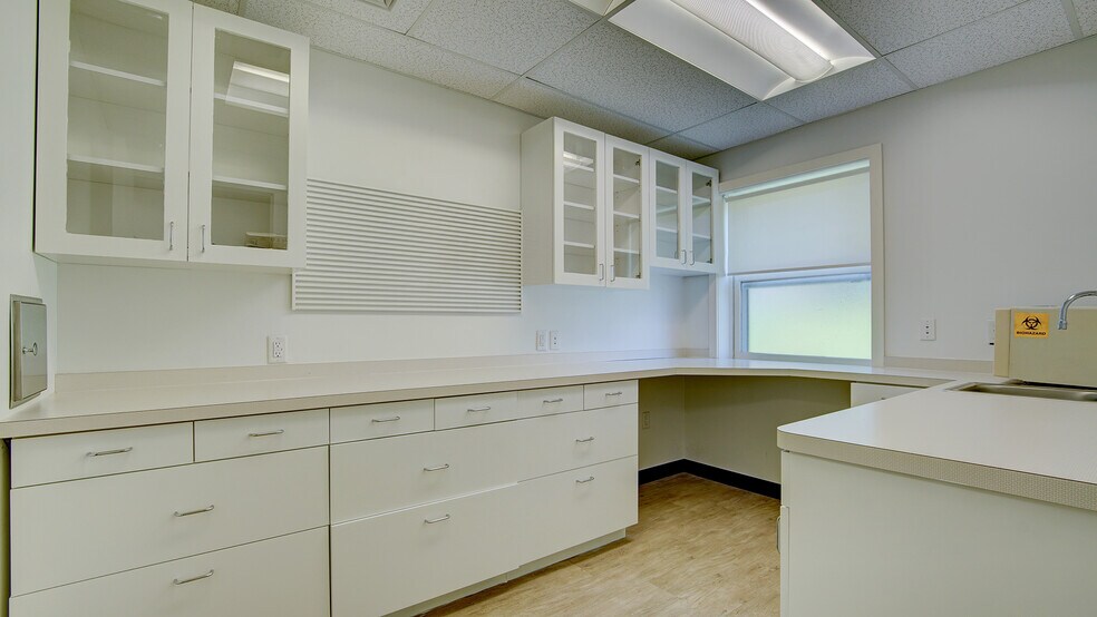 More Photos Of 2 Kings Hwy, Middletown Medical For Lease