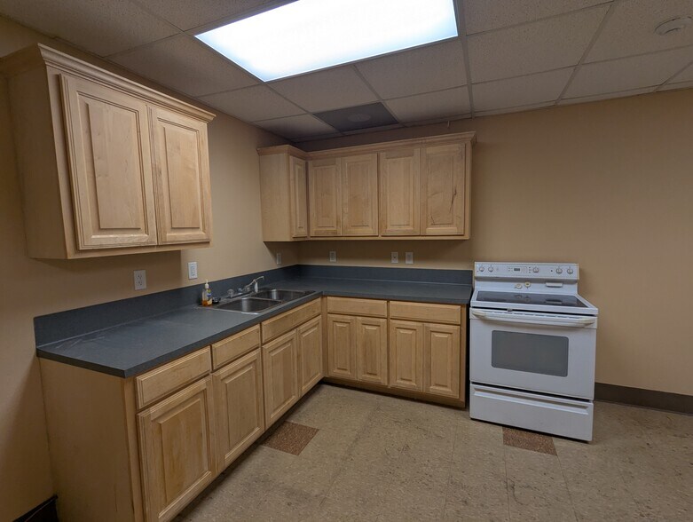 More Photos Of 635 Langham Rd, Beaumont Warehouse For Sale