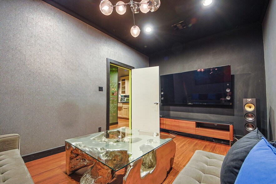 More Photos Of 10800 Ventura Blvd, Studio City Loft Creative Space For Lease