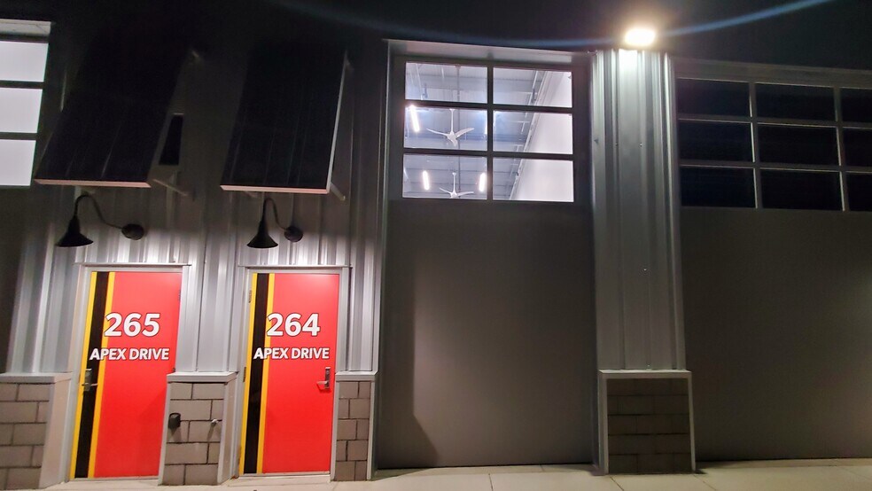 More Photos Of 264 Apex Dr, Pontiac Parking Garage For Sale