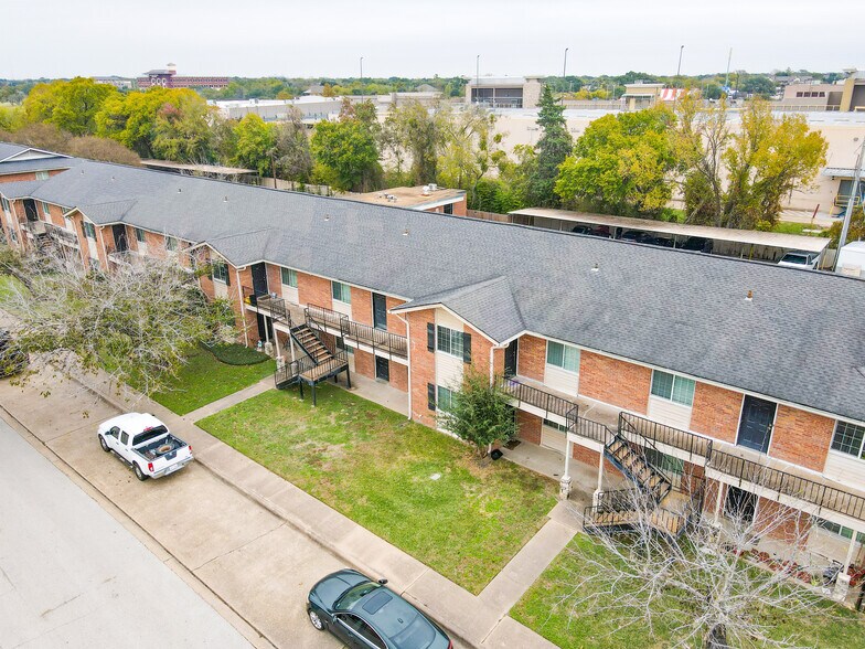 More Photos Of 1700 George Bush Dr, College Station Apartments For Sale