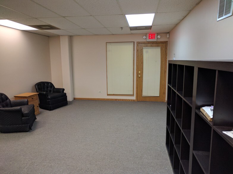 More Photos Of 400 N Schmidt Rd, Bolingbrook Office For Lease