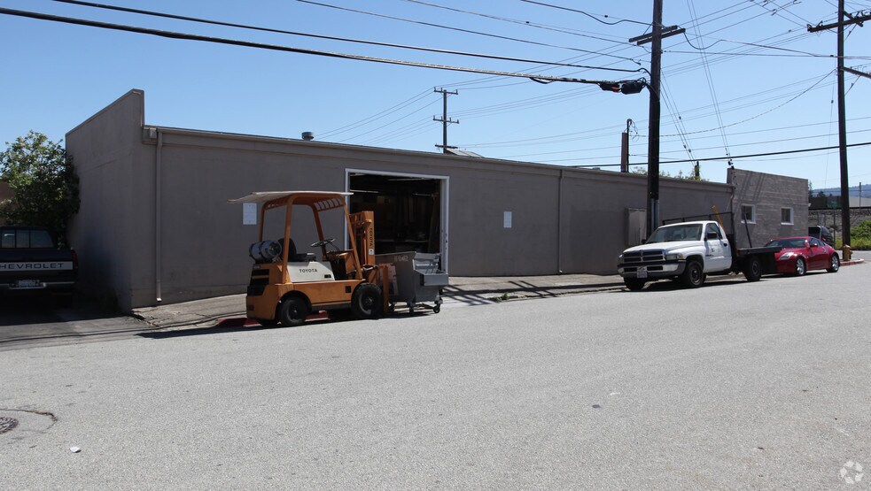 More Photos Of 1601-1607 Old County Rd, San Carlos Showroom For Lease