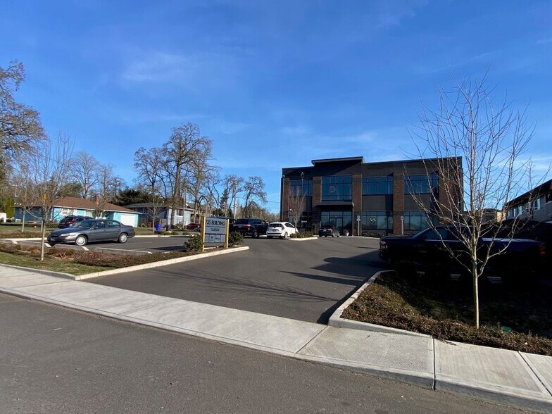 More Photos Of 735 E Clarendon St, Gladstone Office For Sale