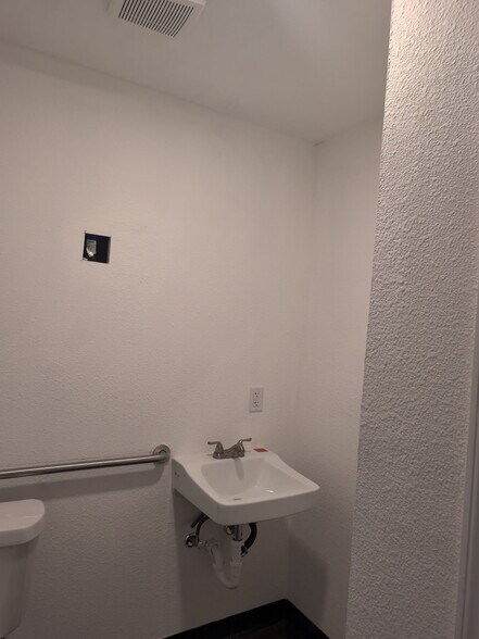More Photos Of 7350 Tezel Rd, San Antonio Unknown For Lease