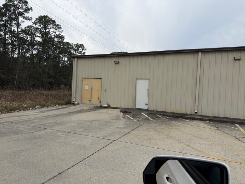 More Photos Of 14443 Creosote Rd, Gulfport Freestanding For Sale