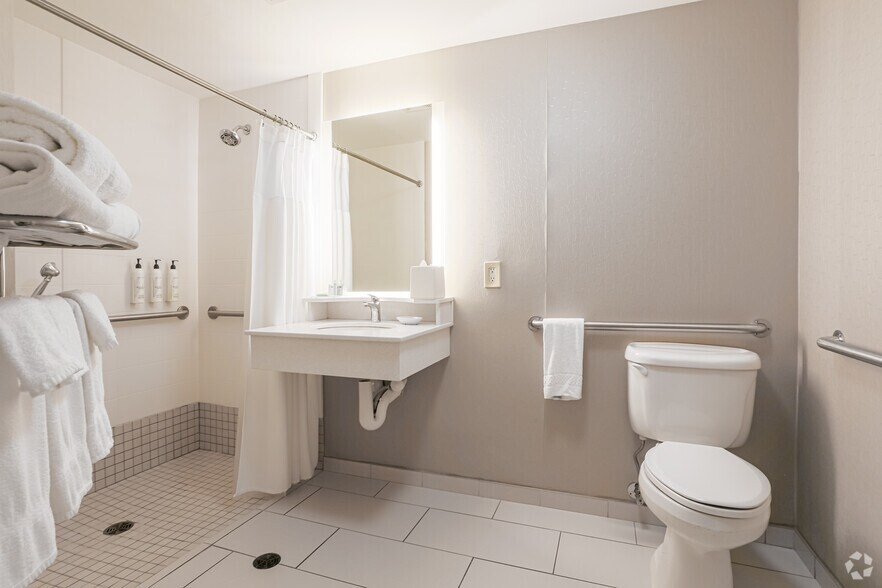 More Photos Of 450 Center Dr, Grand Rapids Hotel For Sale