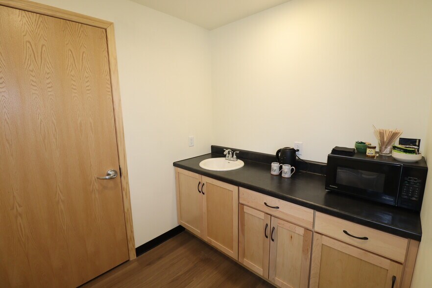 More Photos Of 257 Manypenny Ave, Bayfield Office For Lease