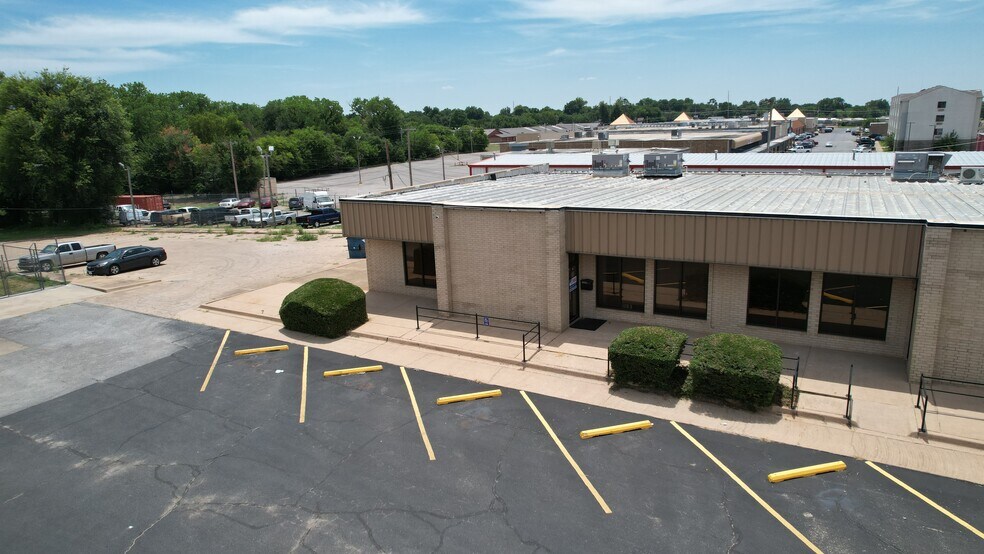 More Photos Of 1214 N Highway 81, Duncan Office For Lease