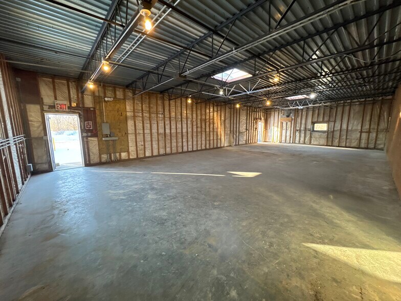 More Photos Of 32 Chichester Ave, Center Moriches Warehouse For Lease