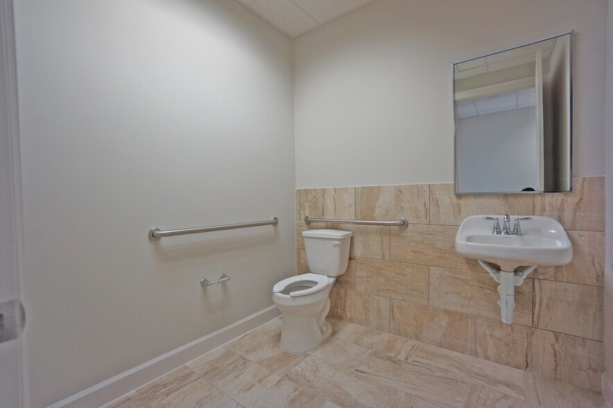 More Photos Of 633 E Fernhurst Dr, Katy Medical For Sale