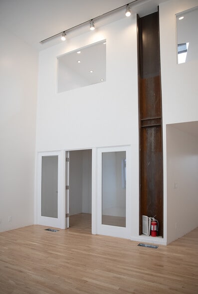 More Photos Of 70-72 Windward Ave, Venice General Retail For Lease