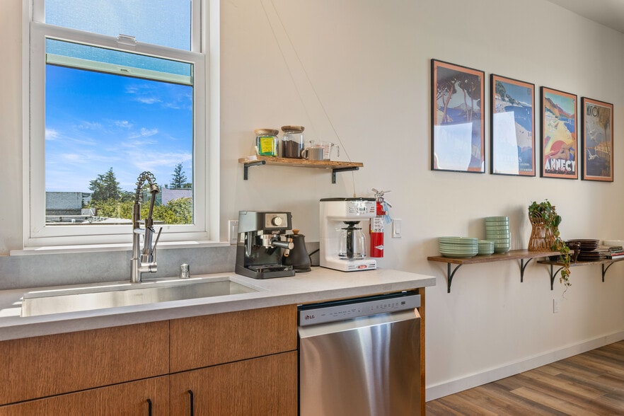 More Photos Of 302 N Main St, Lakeport Storefront For Sale