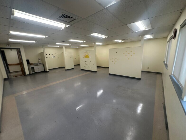 More Photos Of 10 Commerce Dr, Columbia Office For Sale