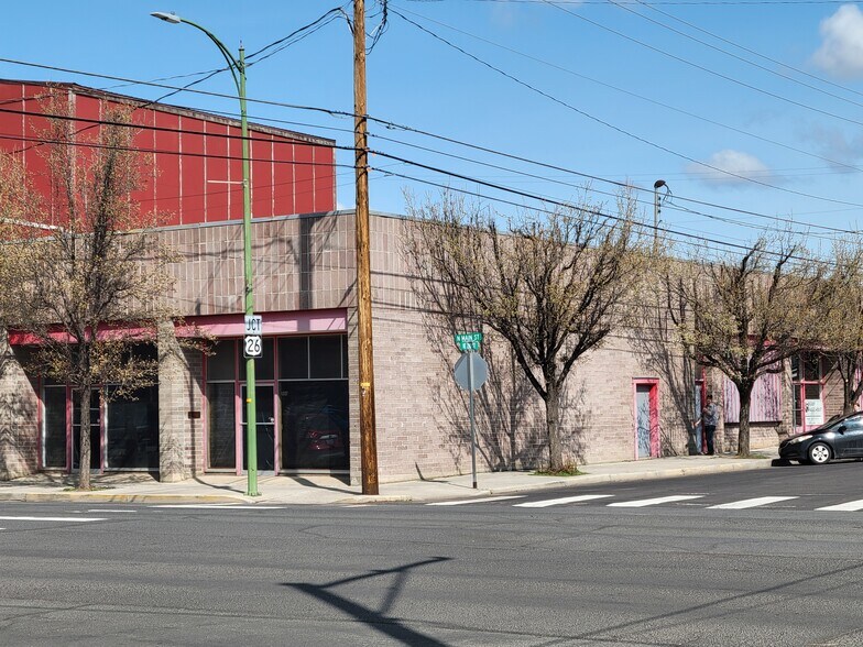 More Photos Of 137 NE 2nd St, Prineville Showroom For Sale