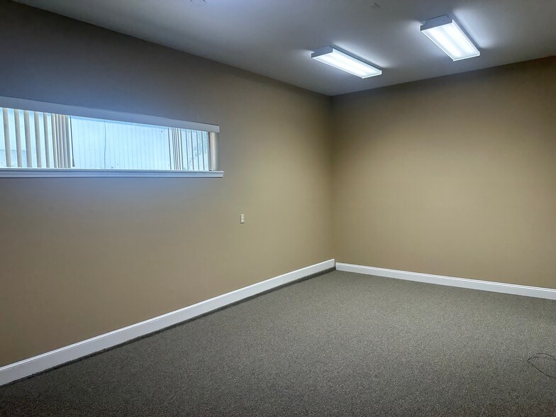 More Photos Of 9600 Sunbeam Center Dr, Jacksonville Office For Sale