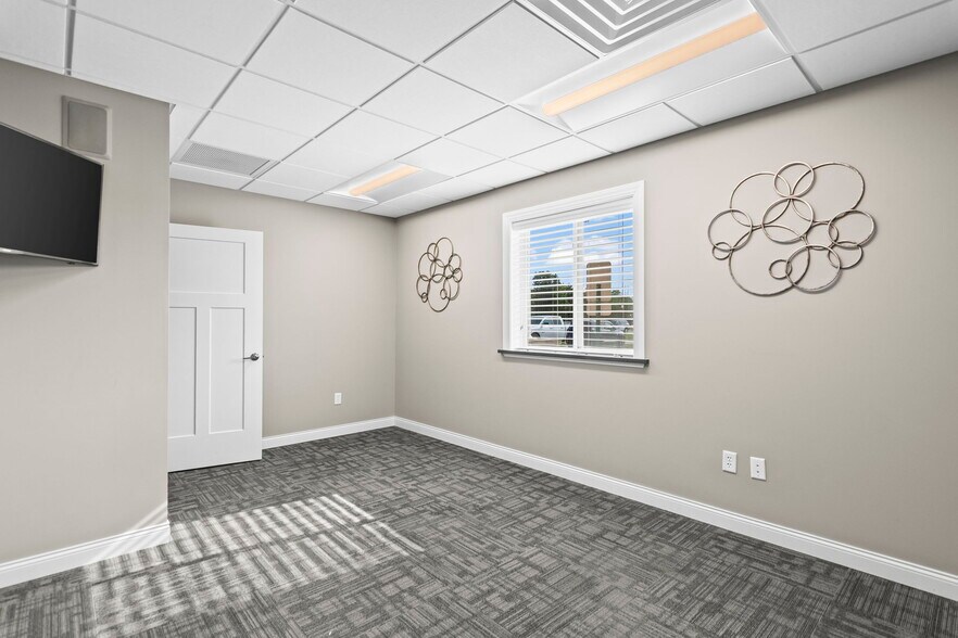 More Photos Of 3901 Pintail Dr, Springfield Office For Sale