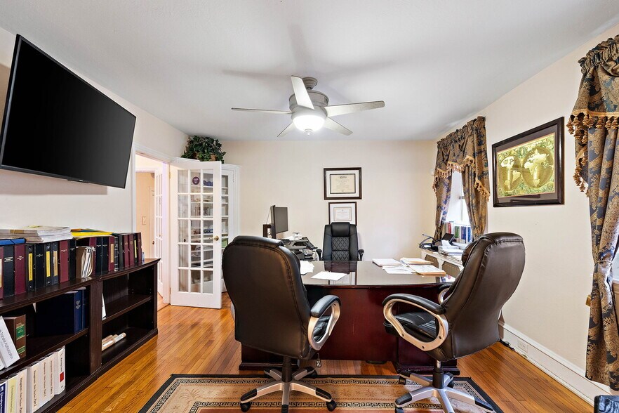 More Photos Of 112 Capitol Trl, Newark Medical For Sale