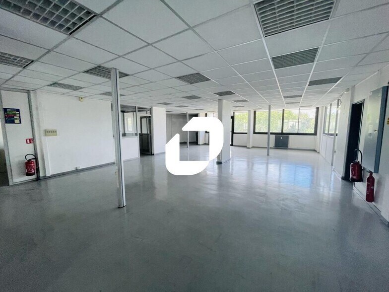 Primary Photo Of 16 Boulevard Chamblain, Melun Office For Sale
