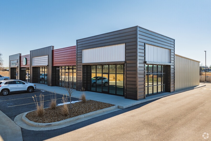 More Photos Of 1350 N Maxine Ave, Nixa Storefront For Lease