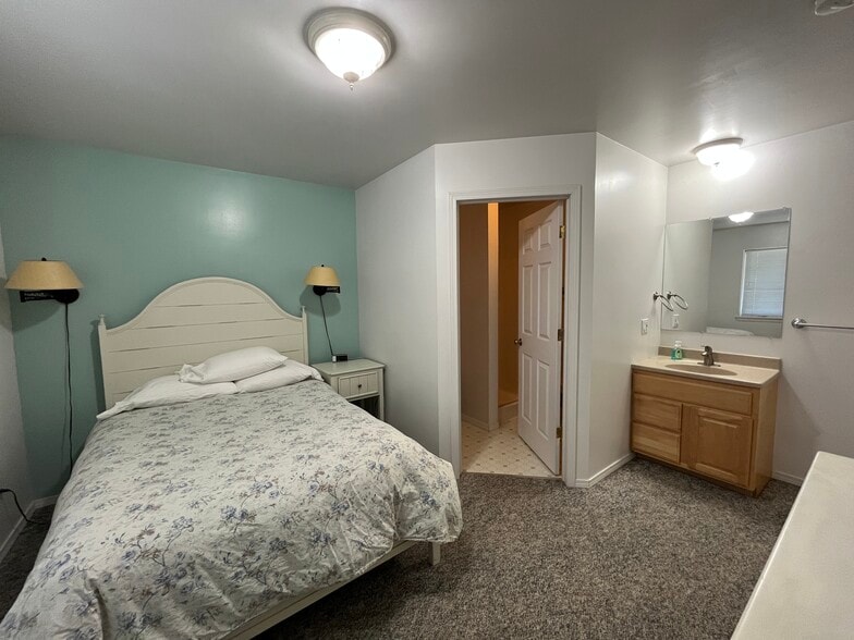 More Photos Of 1004 S Nordic Dr, Petersburg Hotel For Sale