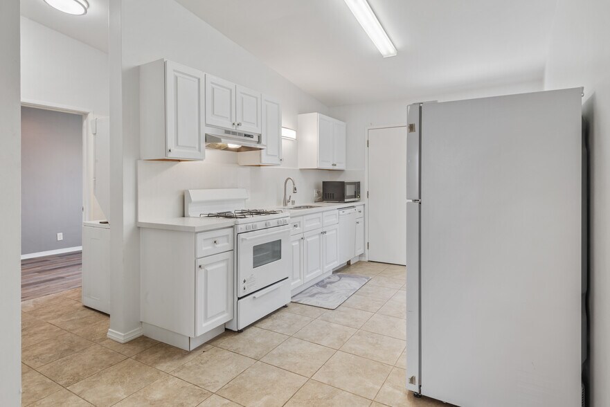 More Photos Of 2204 Carnegie Ln, Redondo Beach Apartments For Sale