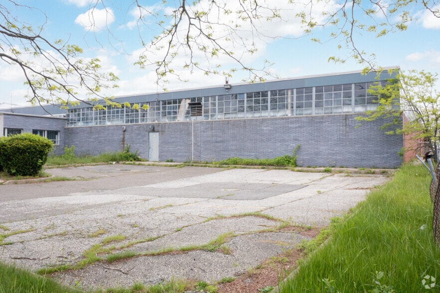 More Photos Of 170 Allen Blvd, Farmingdale Warehouse For Lease