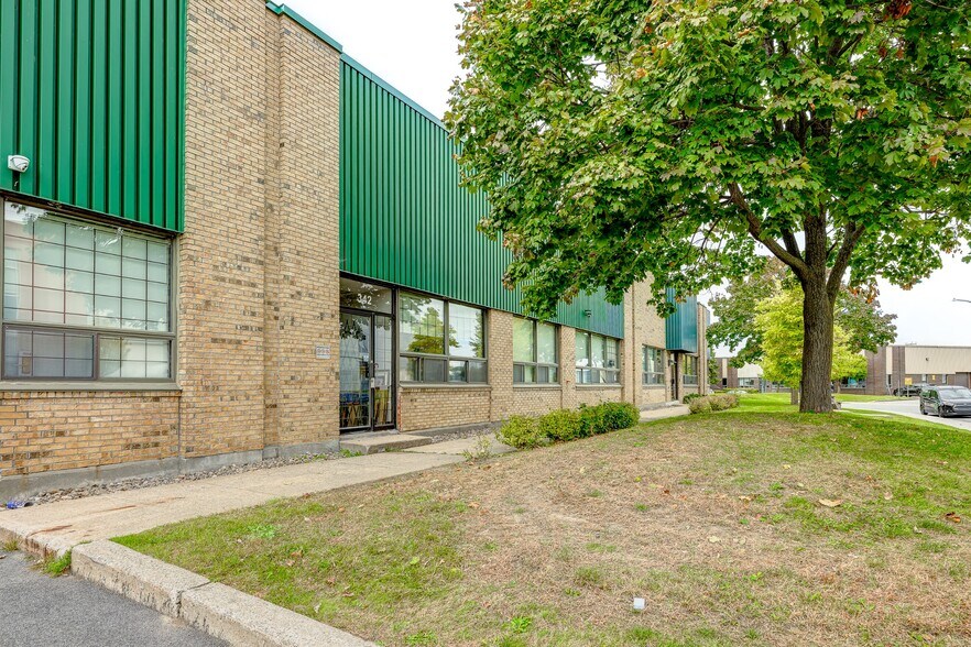 More Photos Of 340-380 Rue Isabey, Montréal Distribution For Lease